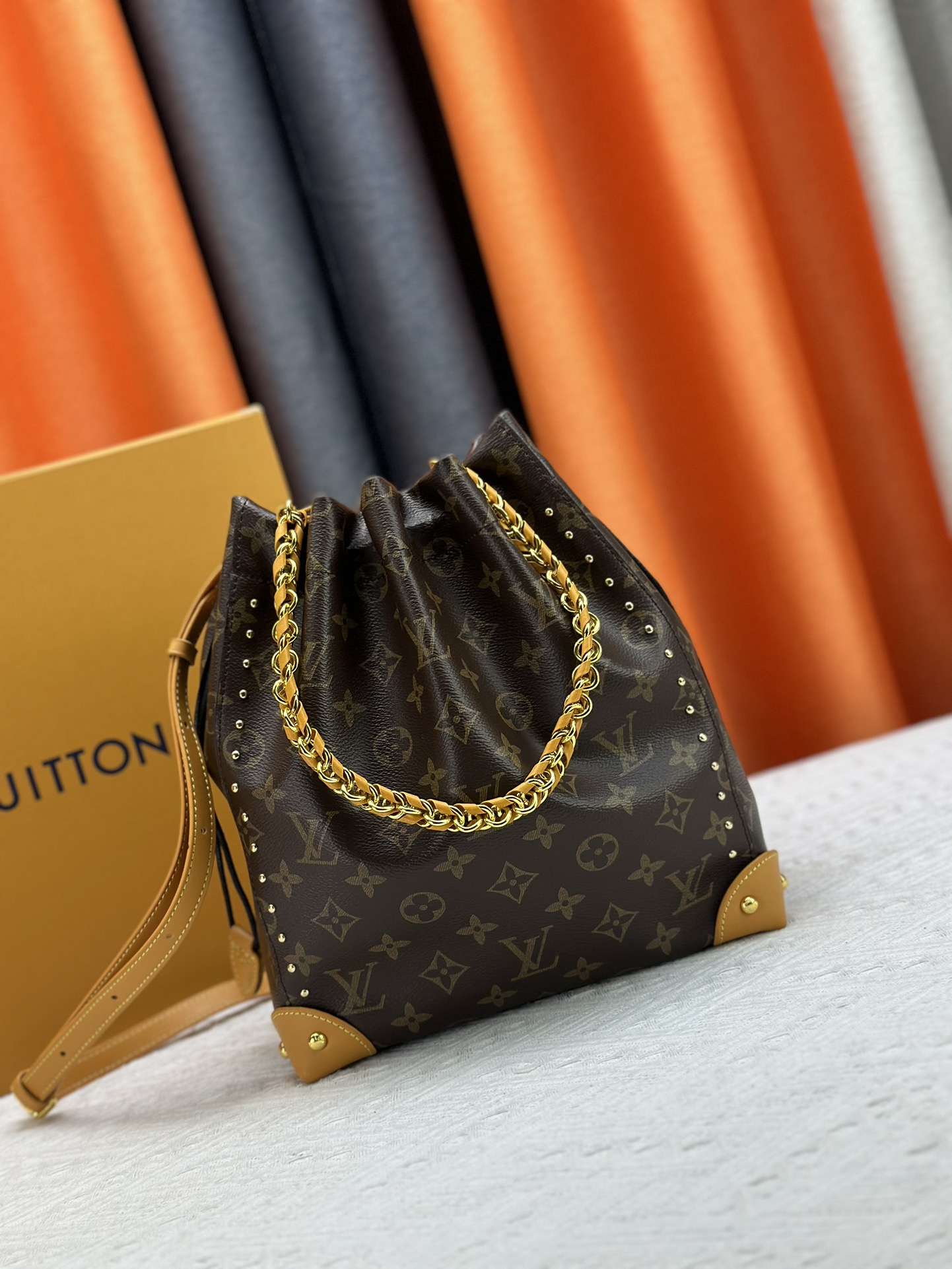 LV bag 561